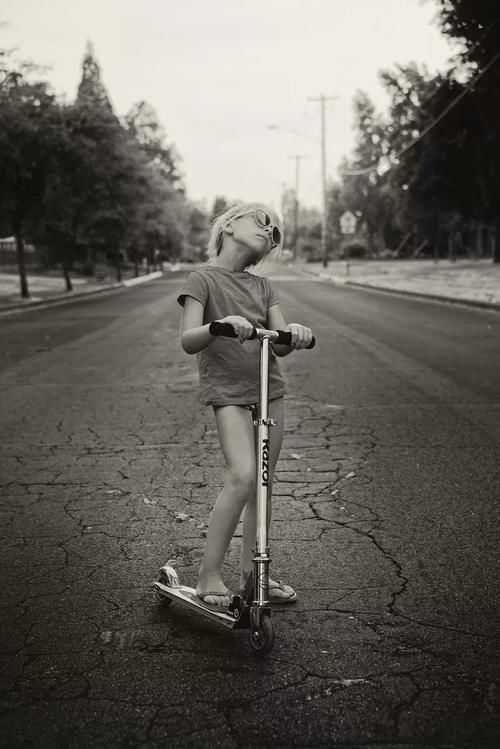 佳作欣赏|黑白画面的自由活力 无忧无虑的童年时光