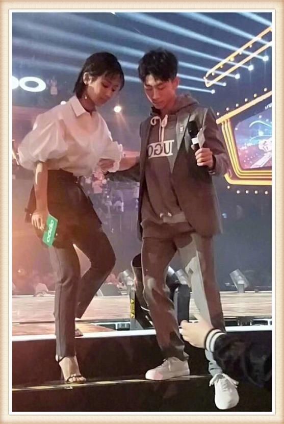 杨紫为了美，把“仙女”T恤都穿了出来，不想竟被臃肿身材抢了镜