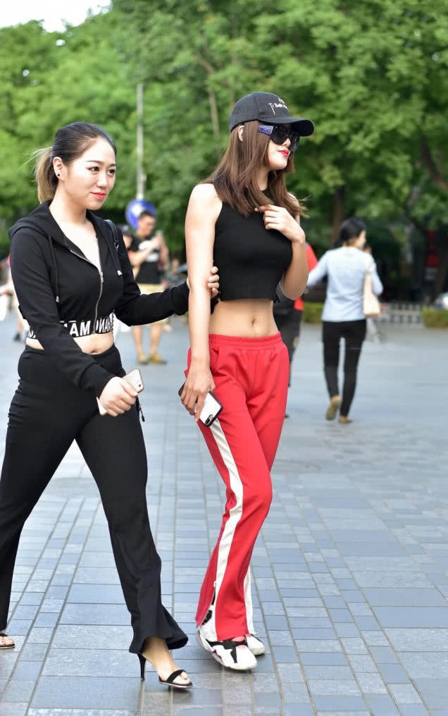 小姐姐紧身露脐装勾勒出丰满上围,平底鞋的穿搭,仍然比闺蜜高出