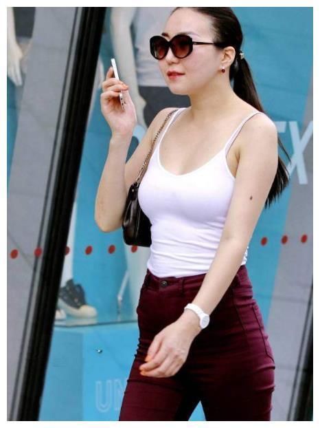 街拍:图九穿露脐装，传说中的“A4腰”，终于见识到了!