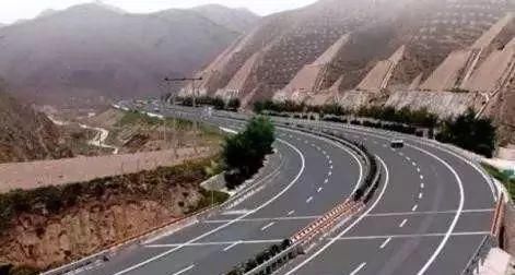 后车:在高速公路行车遇有车辆,想变换到你的车道上来时,你该怎么做呢?