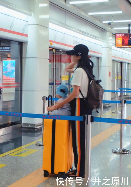 朱丹穿着一件红裙，脸胖成贾玲了，这才是妈妈该有的身材！