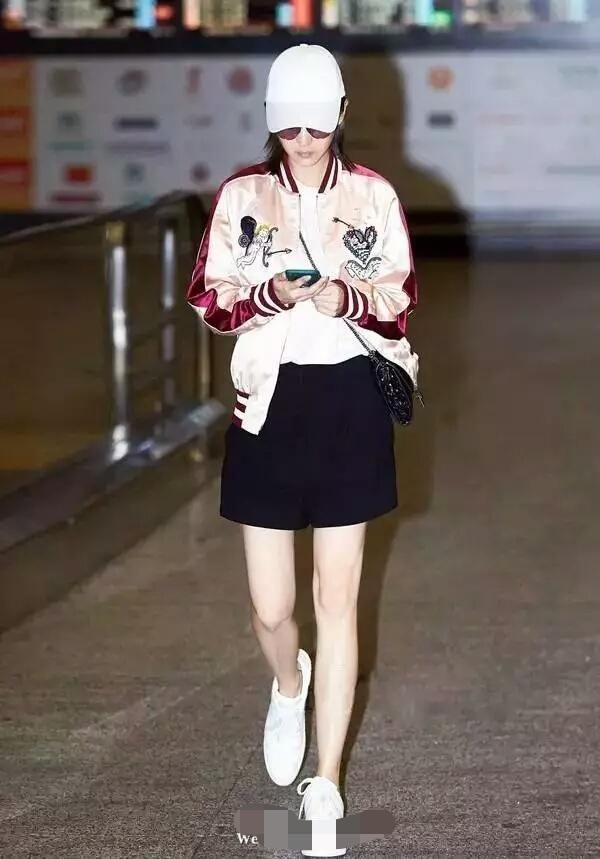 关晓彤提前过冬张子枫红配绿，这次迪丽热巴的衣品也是不敢恭维!