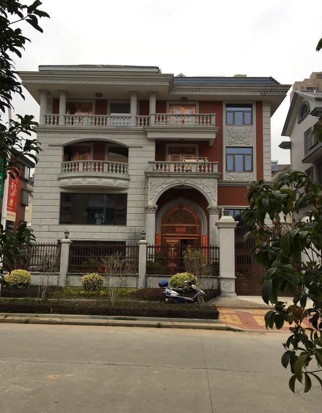 福建农村姑娘回老家过年，看到家家户户建豪华别墅，直言想嫁村里