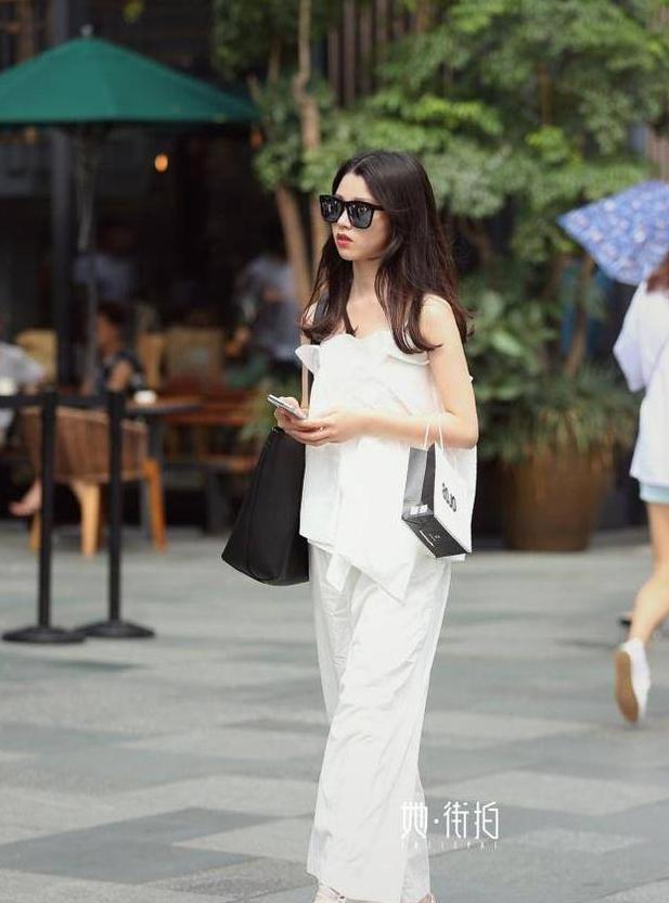 成都街拍，简简单单的搭配，清爽自然