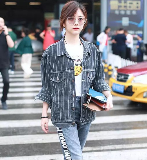 谭松韵穿超短裤秀美腿，短到裤兜都露出来了，网友:真豁得出去