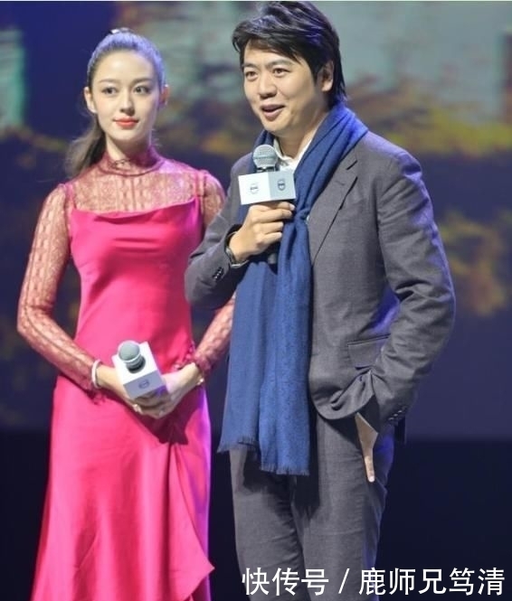  『身材曲线』郎朗娇妻吉娜真不一般！罕见裙子上衣叠着穿，但还是好显瘦
