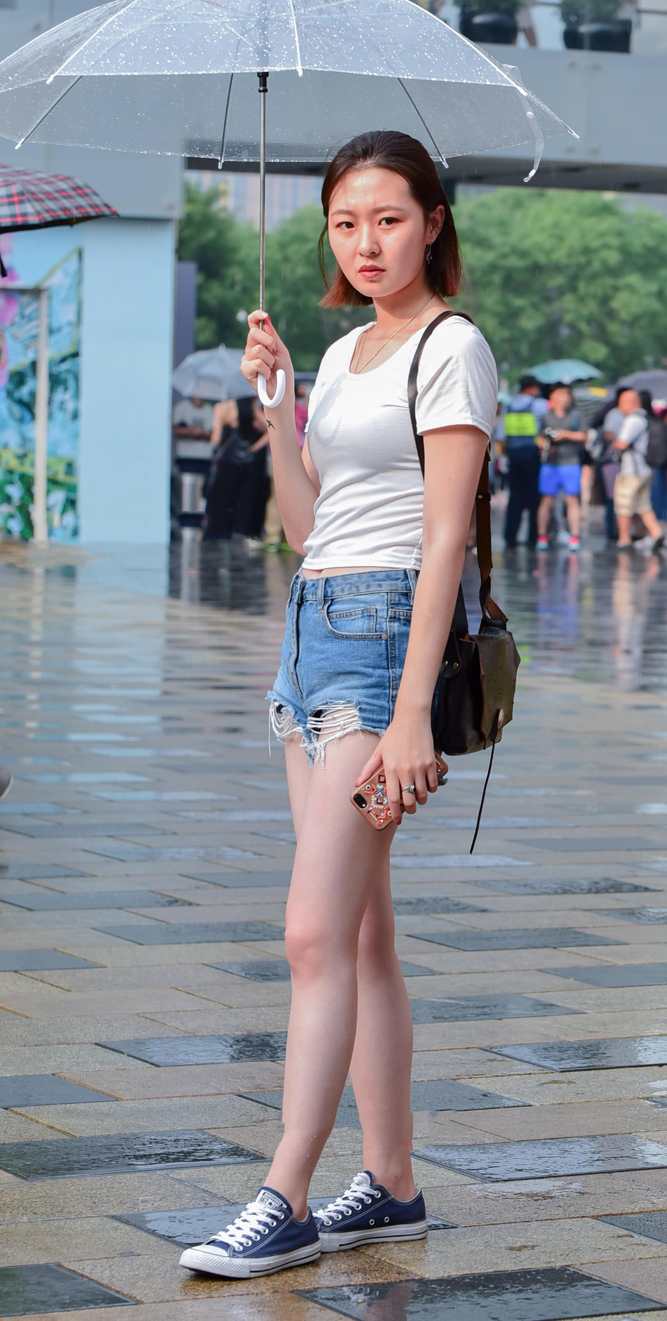 气质小姐姐牛仔热裤秀出白皙美腿，想让她来做我的小公主