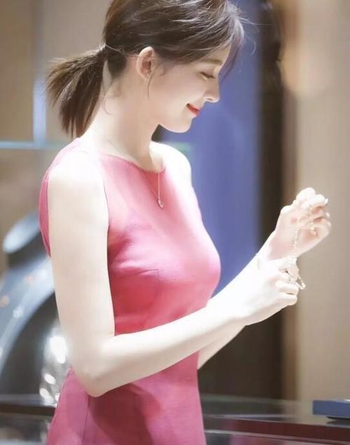 差距！古力娜扎可颜可性感，迪丽热巴只能算俗艳！