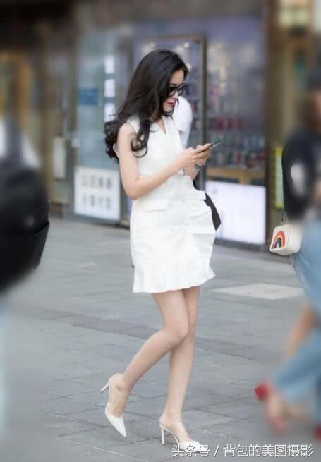 街拍路人,小姐姐一身黑色修身裙,将身材的曲线完美的展现了出来