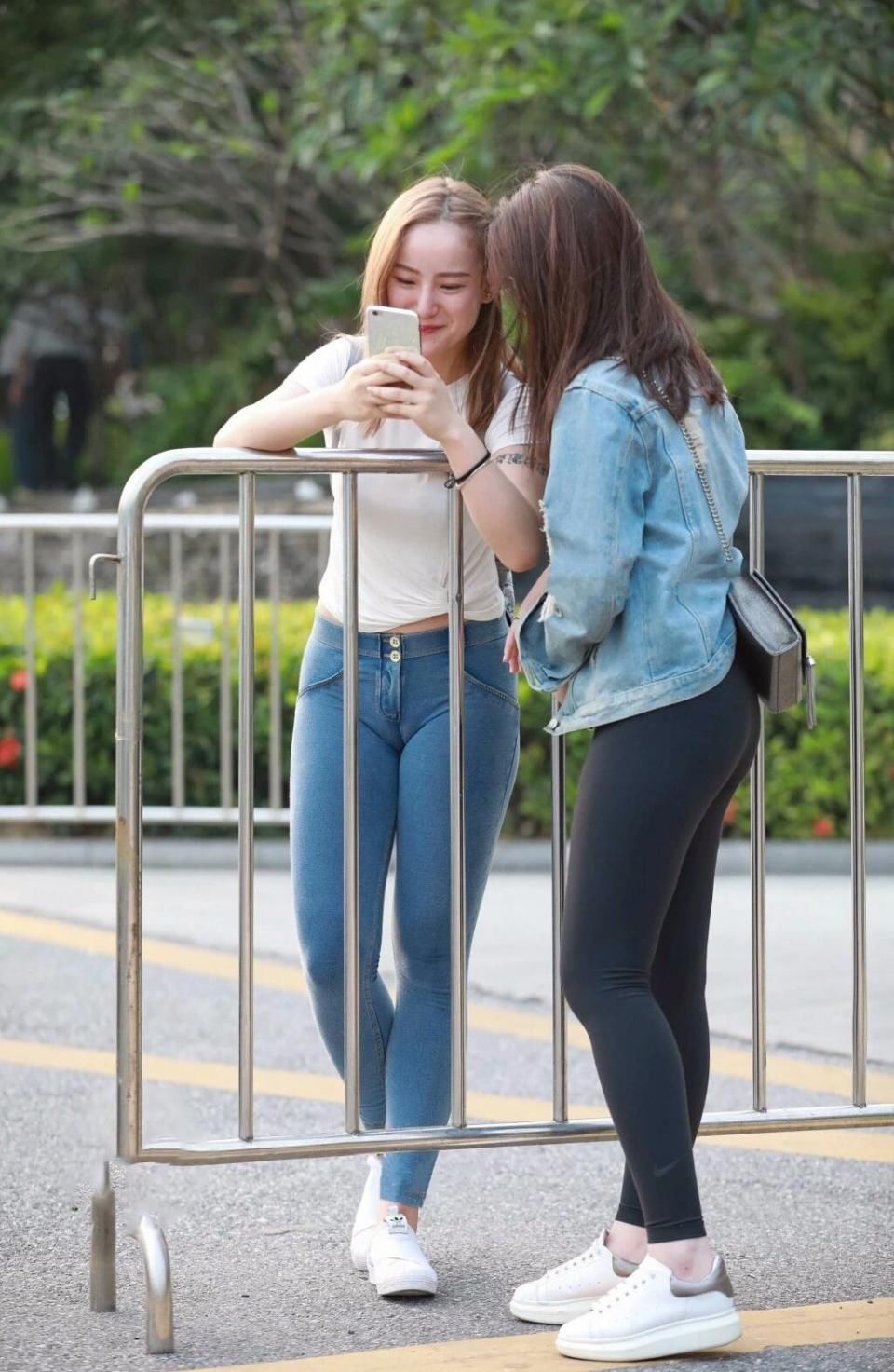 两位穿紧身裤的学生妹好性感