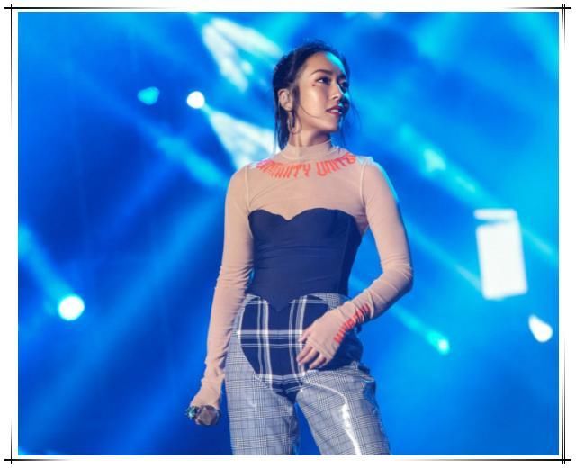 本以为吉克隽逸心型裤够豪放了，可看到窦靖童的拼接裤，我沉默了