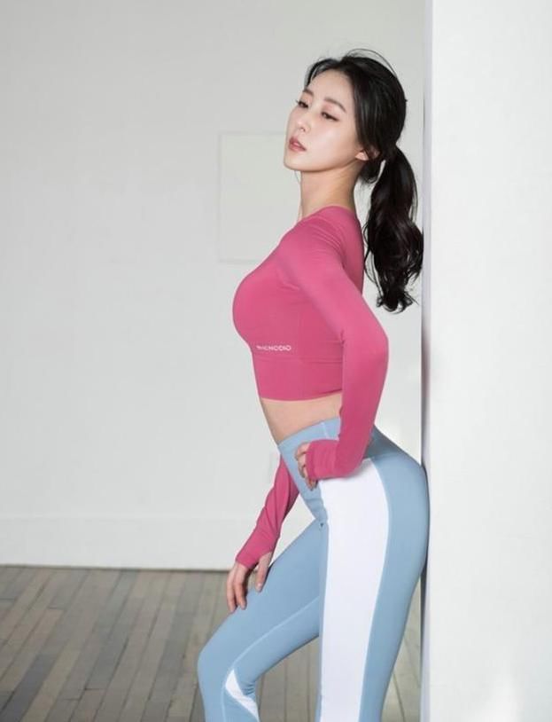 路人街拍，美女身材珠圆玉润，穿上短裤清凉，彰显青春与活力