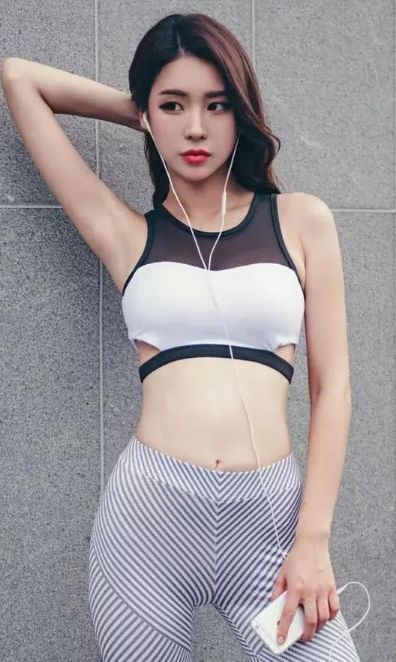 紧身打底裤美女，衬托出完美身材比例，展现可爱甜美气息！