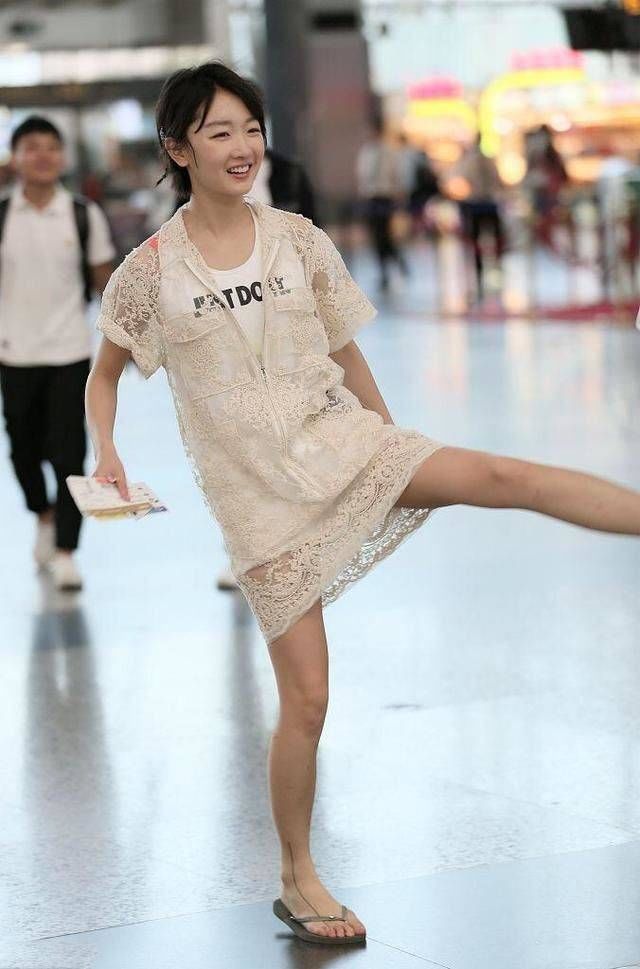 终于不穿牛仔裤配高筒靴的周冬雨，改穿地摊蕾丝和拖鞋了?