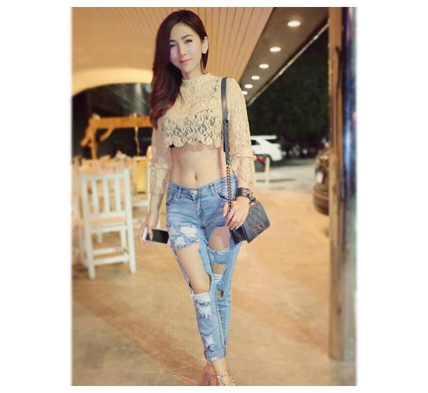 时尚紧身牛仔裤,搭配简约有力的紧身上衣,深深吸引了我