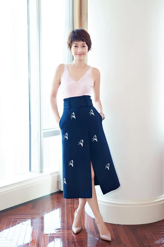 42岁的马伊琍真会打扮，穿破成这样的牛仔裤，够时尚