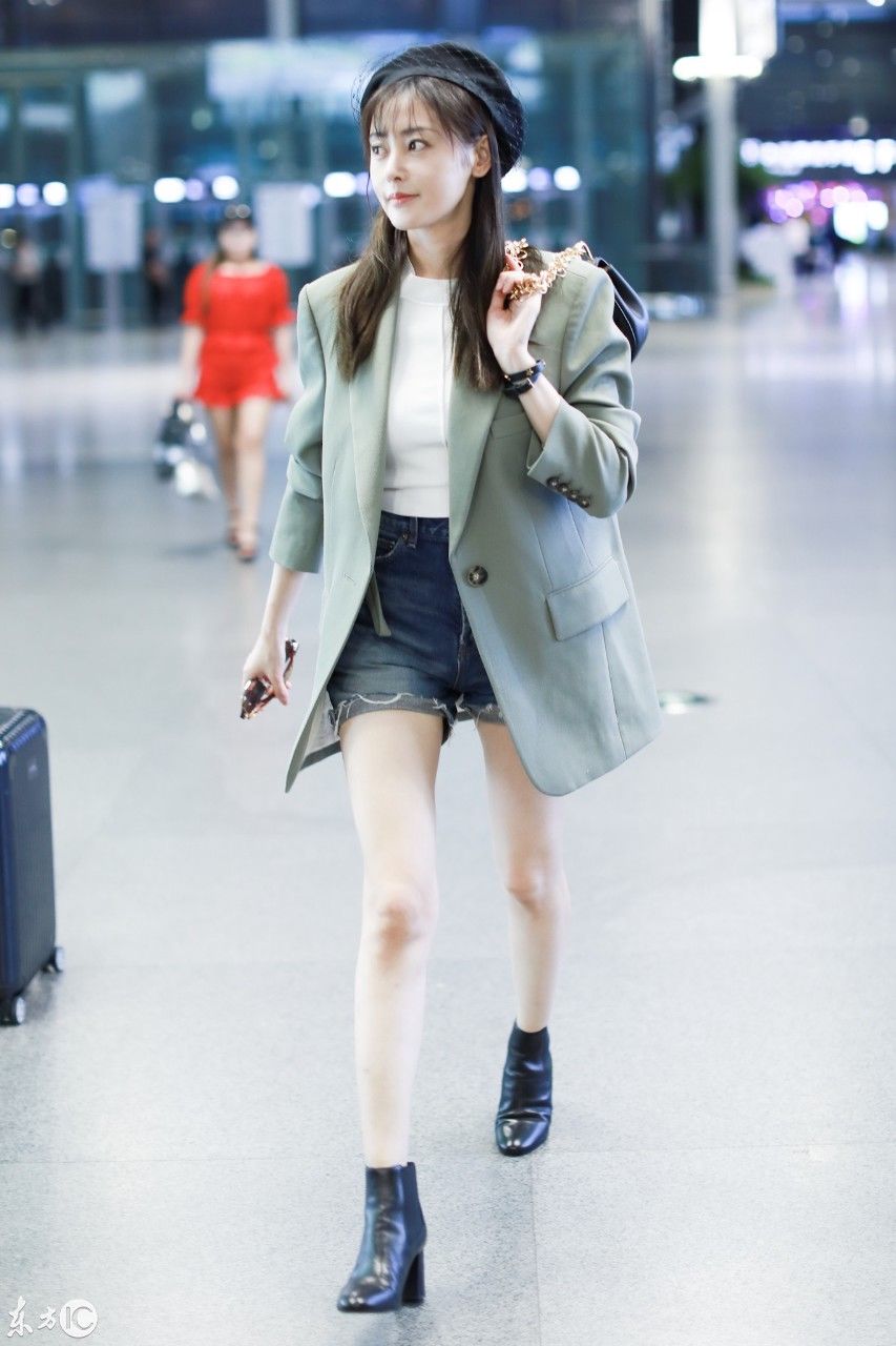 张天爱现身上海机场,西装搭配短裤和短靴,大腿又长又白!