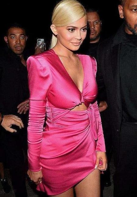 卡戴珊金小妹穿紧身衣,身材好夸张,却被身边黑人男友发型抢风头