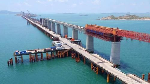  「水里」大海里面全是水，海上公路的桥墩怎么在水里固定施工？