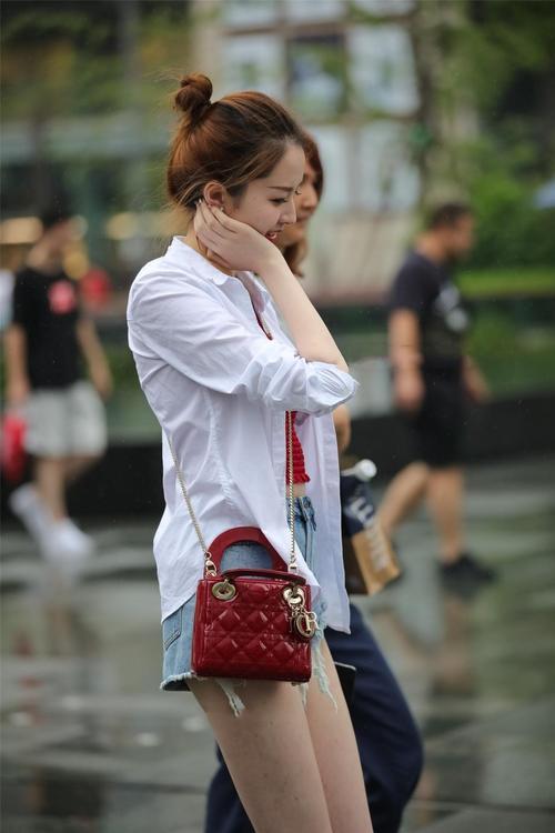 街拍：气质美女，一双白白长腿让女人羡慕
