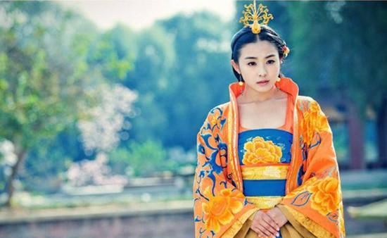 盆栽■女星头顶像盆栽植物的发饰，关晓彤、张馨予被造型设计坑，郑爽让人心痛！