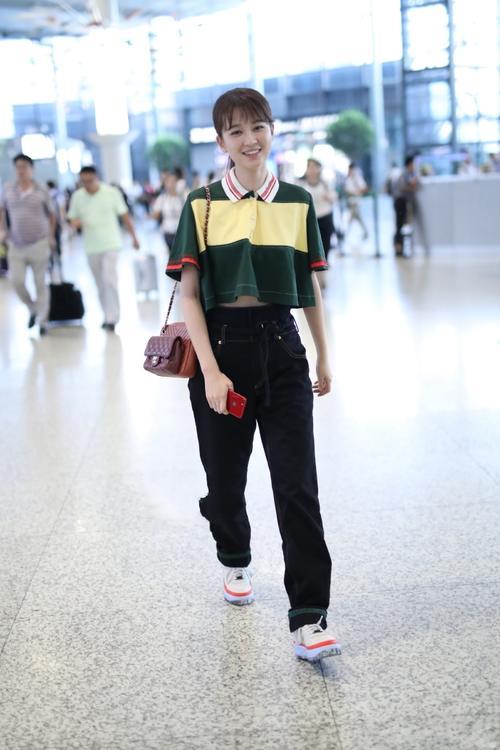 乔欣还真是潮流!露脐T恤配高腰牛仔裤,大长腿太惊艳了吧?