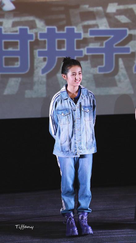 辣眼睛！张子枫穿搭青春有活力 却输在了鞋子上，网友：又穿错了