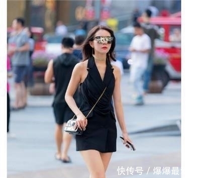 『时尚』街拍:柔美娇俏的小姐姐,秀出青春活力范,笑容甜美可爱