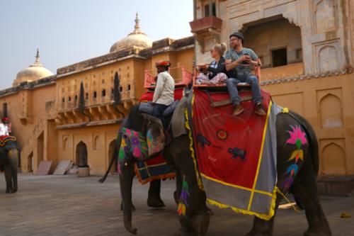 当地人每天洗澡两三次,为什么印度人身上味道还那么重?