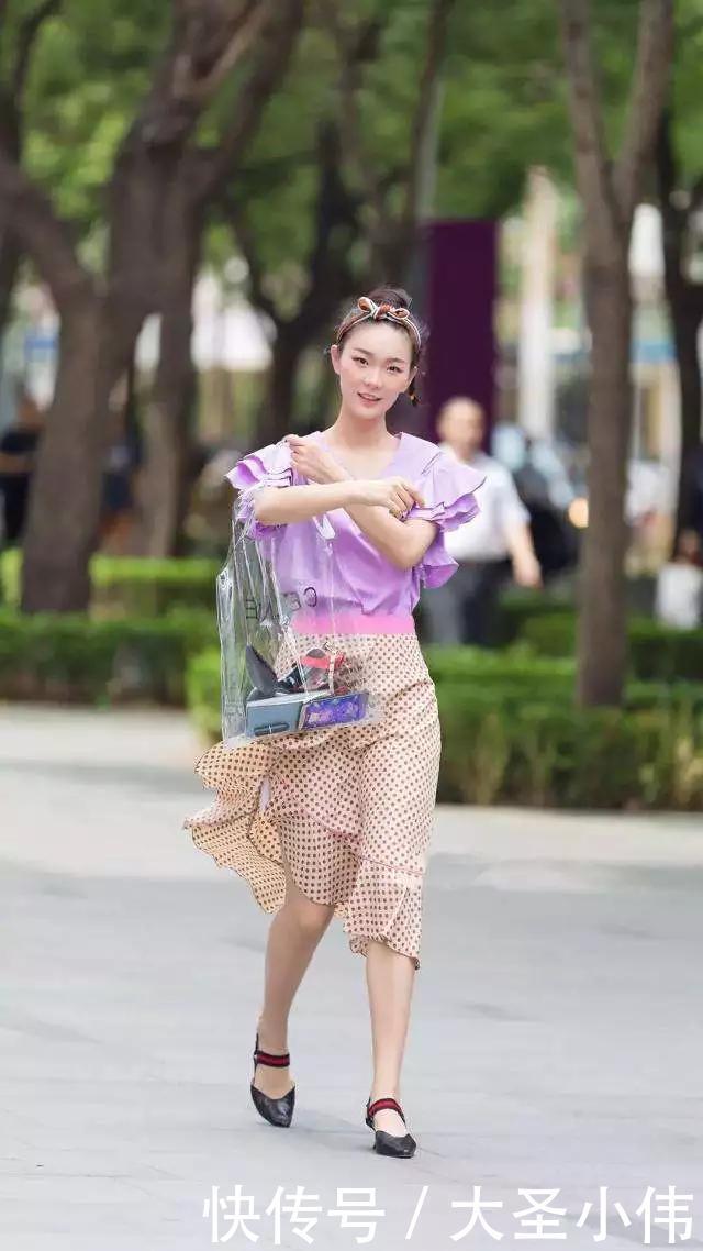 [ 裙摆]百褶的裙摆让双腿显得更加的纤细，美女街拍：女人穿着高跟鞋