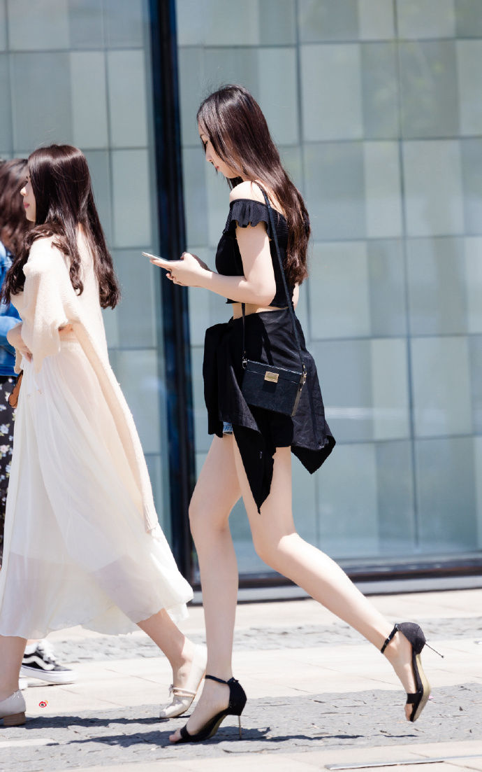 大长腿小姐姐，高跟鞋鞋跟是真细