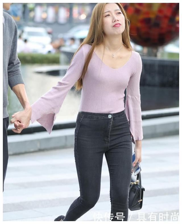 微胖小姐姐紧身装裹出柔美身段，和男友走在一起被宠成小公主