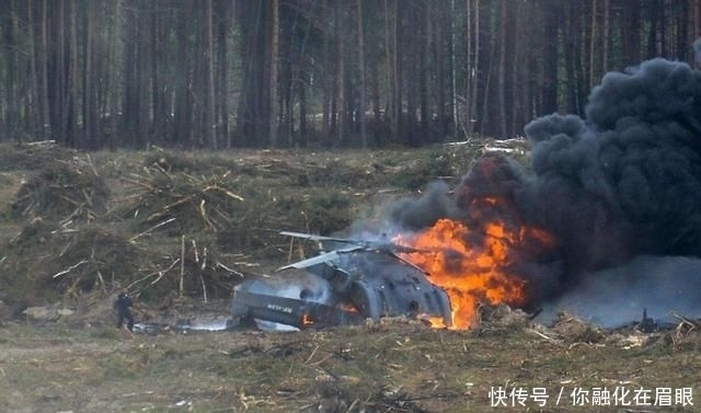 『打击恐怖』北约大国两架军机空中相撞,飞机残骸散落一地,13名士兵当场丧生