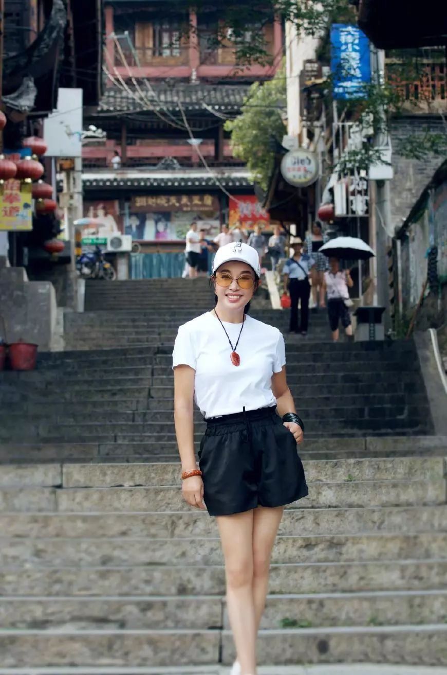 “装嫩”就服刘晓庆，64穿得像20多岁姑娘!没想到她舞技也这么好