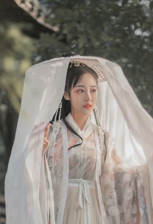 网红“照骗”ps过度，王思聪上当？网友：聪少你眼睛该去看看了！