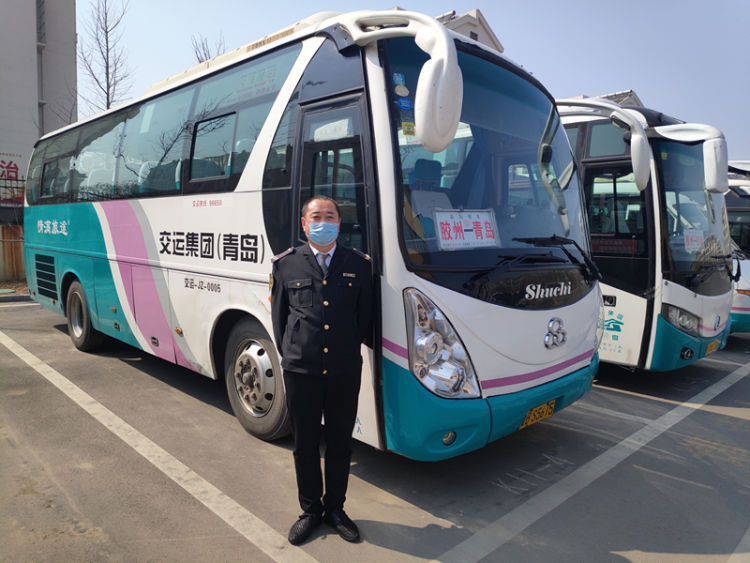  art_src_1大客司机悉心帮老年乘客回家，家属10天后送来锦旗致谢！
