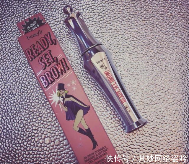  [感觉]夏季也爱化妆的女人，除了散粉，还有哪些东西能让妆容更持久？