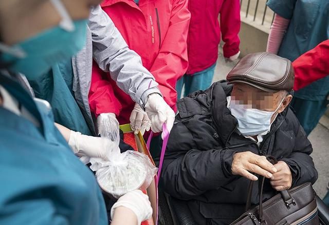  [医护人员]武汉91岁老兵出院 含泪向北京医疗队队员致军礼