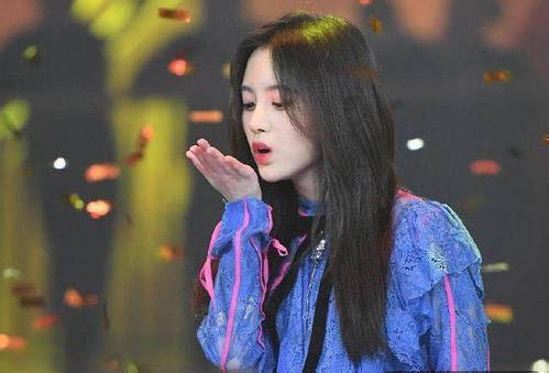 不愧是“四千年美女”，每张图都很惊艳，小鞠是越来越撩人了！