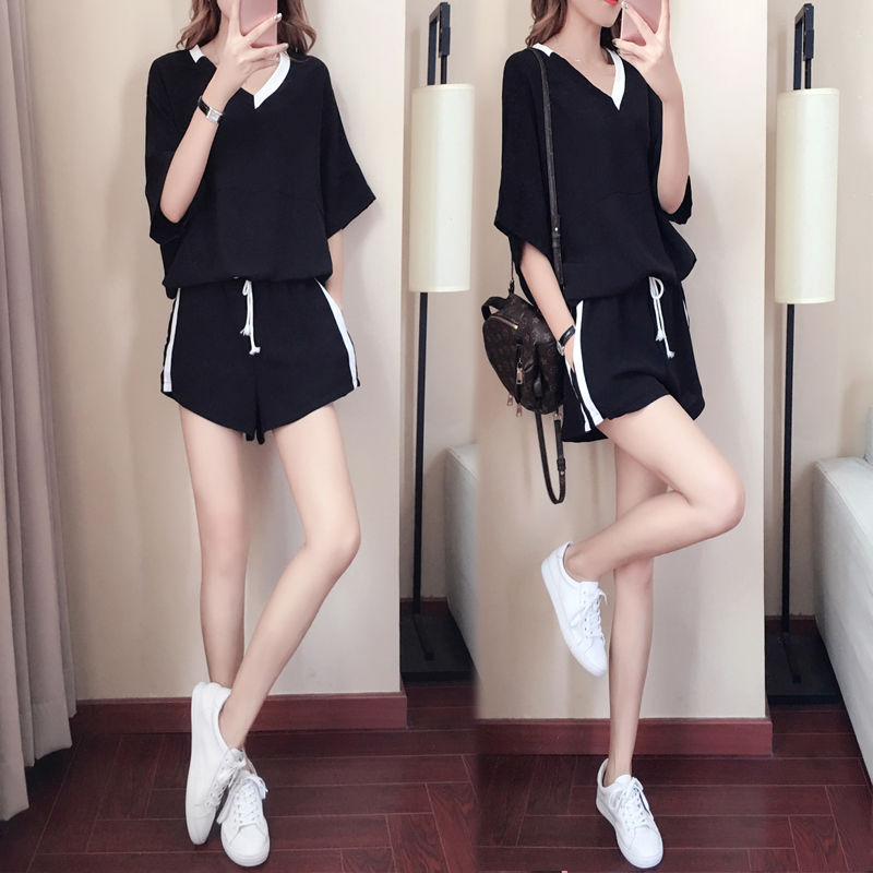 女人果然还是年轻好看，出门穿这款“显嫩衫”，男人喜欢同性嫉妒