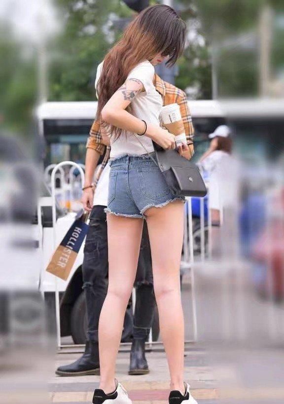 街拍:美女穿着大胆性感，看得人心潮澎湃