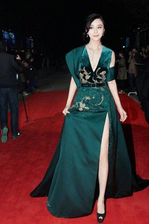 范冰冰身材真好,一字肩裙惊艳全场,网友:难怪能迷倒李晨