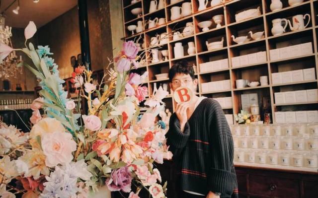 井柏然只是素颜？我一直以为他没化过妆呢，毛衣穿的尽显街头风