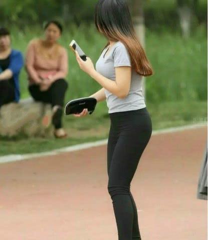 时尚有型的打底裤，曼妙身姿十分养眼美女！