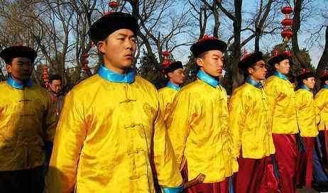  「时期」清朝时期，在军前效力穿黄马褂的军士，见了年大将军该不该下跪呢