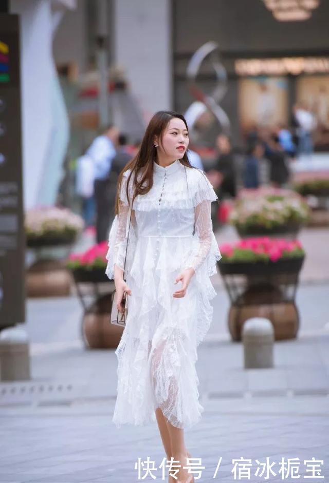  #高跟鞋＂美女紧身牛仔裤搭配上一双黑色的一字带高跟鞋，成熟又稳重