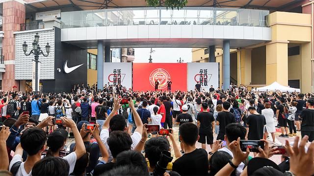 C 罗中国行秀球技时穿的这双鞋，你抢到了吗？