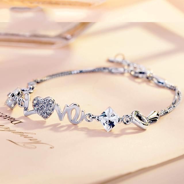 手镯也不是随便戴的，这样做既美观大方，又可保家人平安，显气质