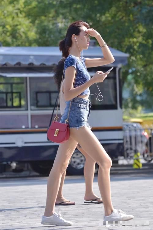 姑娘：她们很年轻，也相信自己有着长腿，穿着牛仔短裤的姑娘